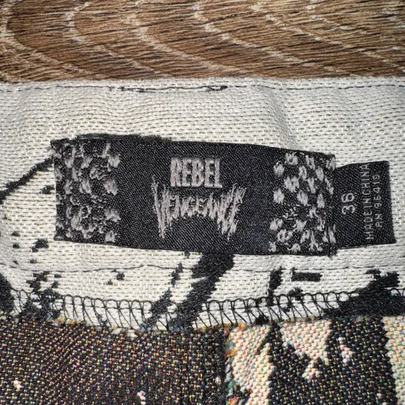 RARE🖤Rebel Vengeance Black and White Tapestry Skeleton Shorts Size 36💀LIKE NEW - Picture 5 of 9